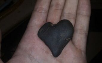 心形的石头作为好运的护身符
