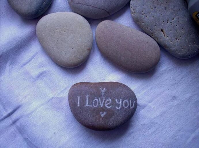 石头作为爱的护身符
